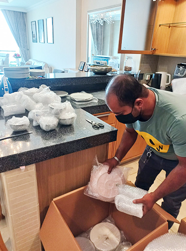 Kitchen Items Wrapping in Relocate Qatar Movers